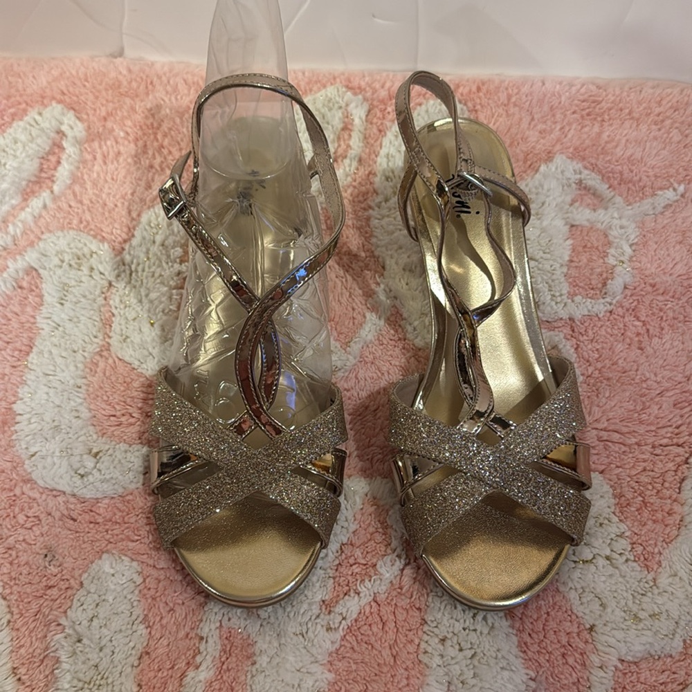 Fioni womens shoes size 7 like new condition gold glittery dressy strappy heel